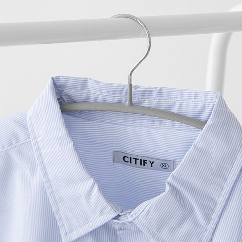 옷걸이 뿔 이제 그만! 코멧 홈 어깨 뿔 방지 논슬립 옷걸이로 깔끔하게 옷장 정리