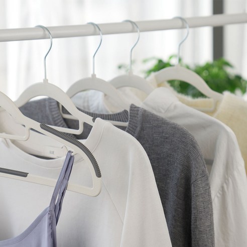 드디어 찾았다! 옷 흘러내림 없는 **코멧 홈 미끄럼방지 옷걸이** 솔직 후기