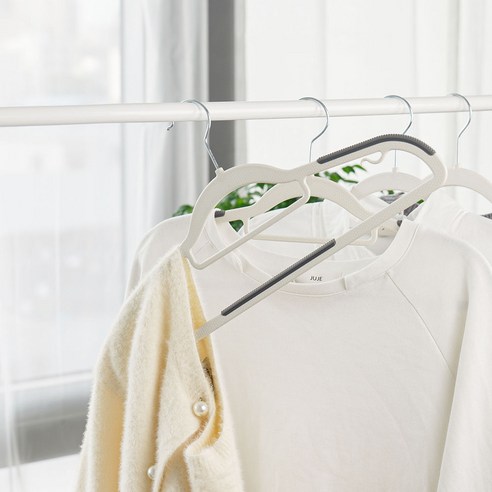 드디어 찾았다! 옷 흘러내림 없는 **코멧 홈 미끄럼방지 옷걸이** 솔직 후기