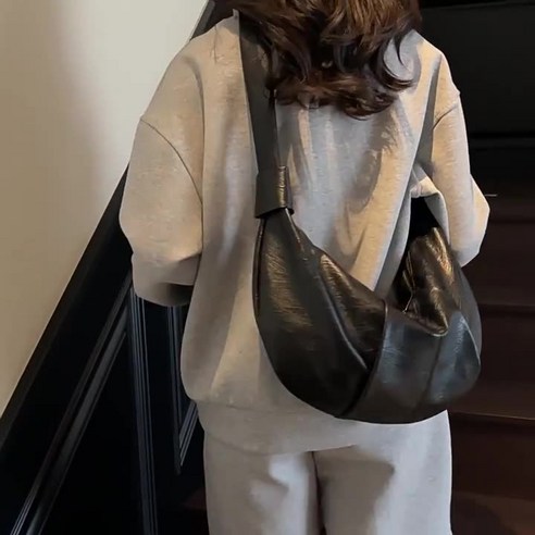 데일리룩 완성! 모던 캐주얼 숄더백으로 편안함과 스타일을 동시에! 2 데일리룩 완성! 모던 캐주얼 숄더백으로 편안함과 스타일을 동시에!