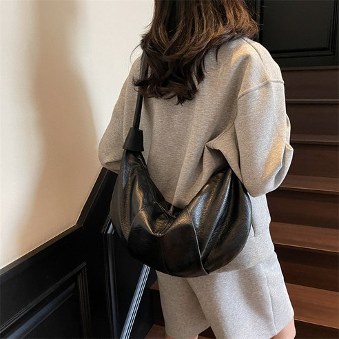 데일리룩 완성! 모던 캐주얼 숄더백으로 편안함과 스타일을 동시에! 3 데일리룩 완성! 모던 캐주얼 숄더백으로 편안함과 스타일을 동시에!