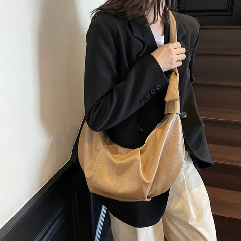 데일리룩 완성! 모던 캐주얼 숄더백으로 편안함과 스타일을 동시에! 4 데일리룩 완성! 모던 캐주얼 숄더백으로 편안함과 스타일을 동시에!