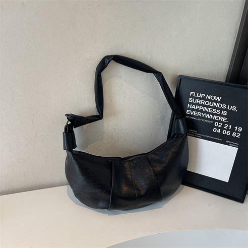 데일리룩 완성! 모던 캐주얼 숄더백으로 편안함과 스타일을 동시에! 5 데일리룩 완성! 모던 캐주얼 숄더백으로 편안함과 스타일을 동시에!